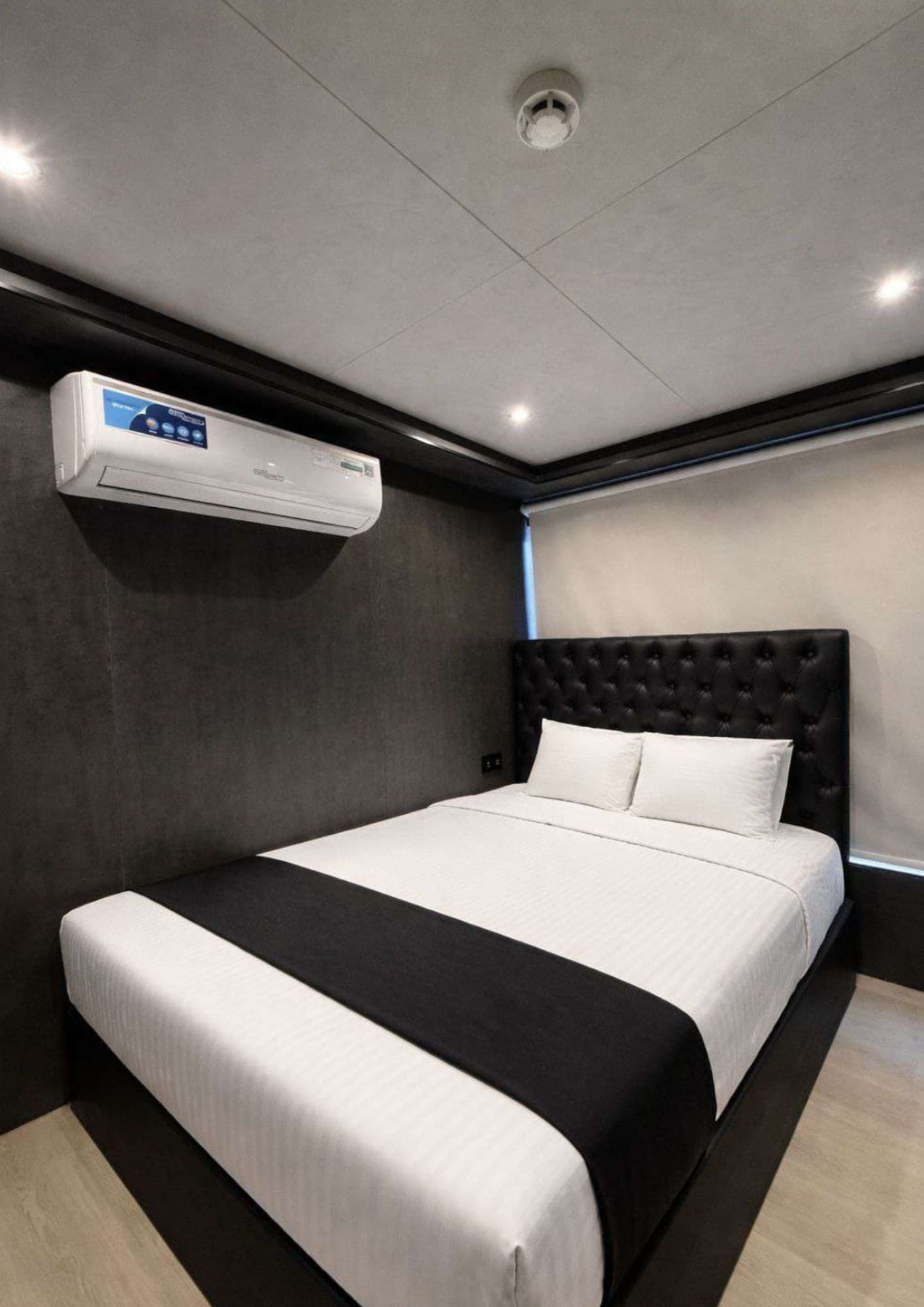 Vogue 90ft yacht rental Dubai gallery image 7